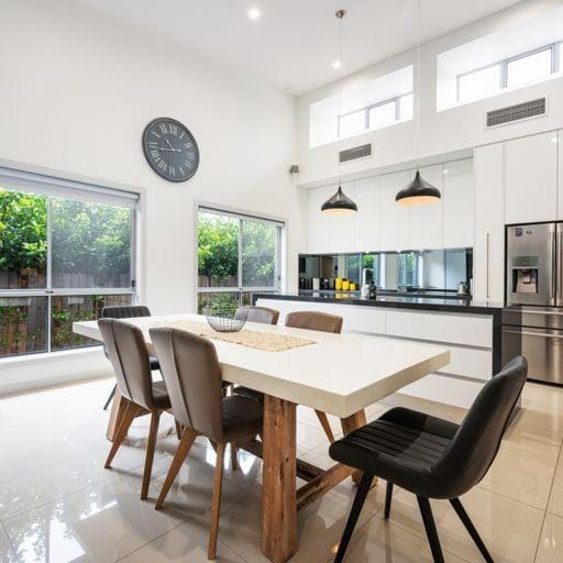 Kitchen or kitchenette, Dining area