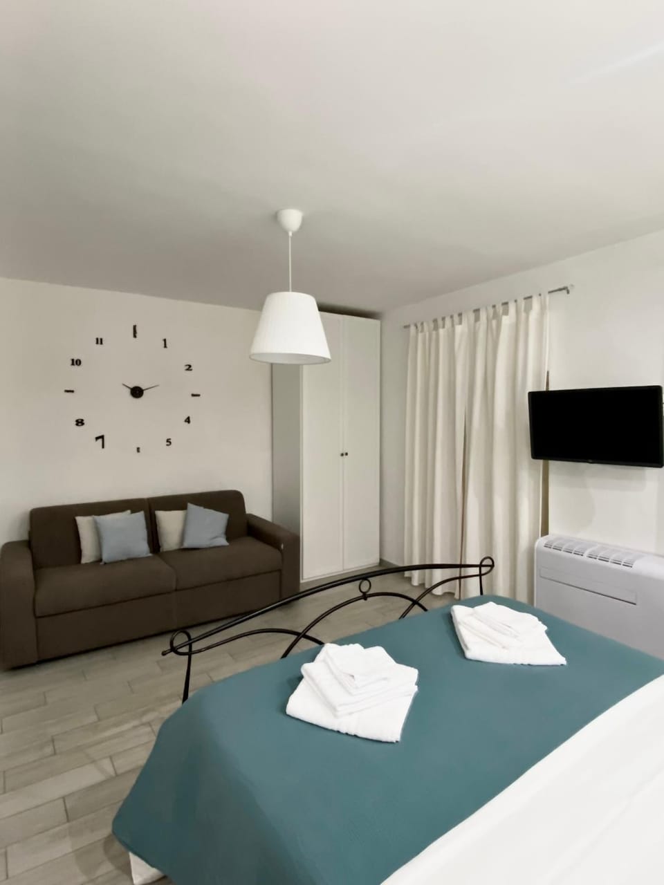Bed, TV and multimedia, towels