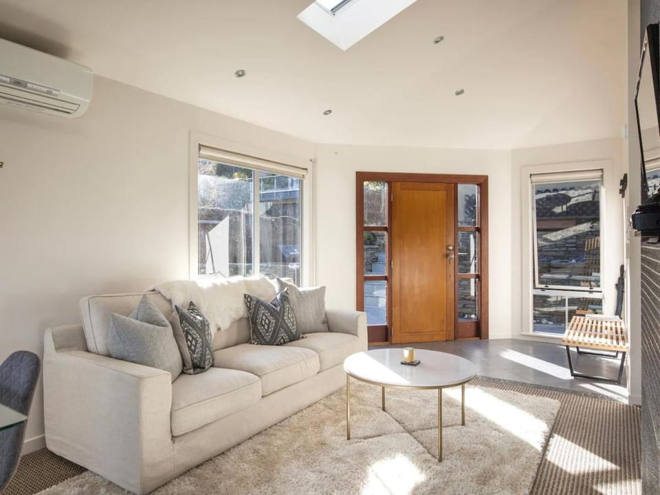 Central Style - 3 Bedroom Townhouse with Lakeview Apartment in Queenstown