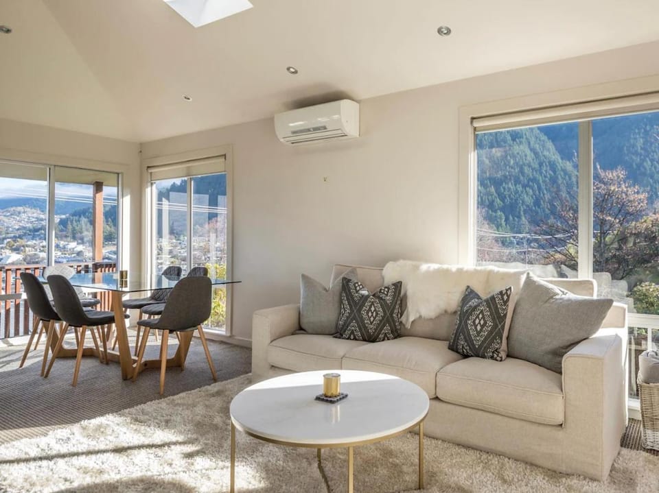 Central Style - 3 Bedroom Townhouse with Lakeview Apartment in Queenstown