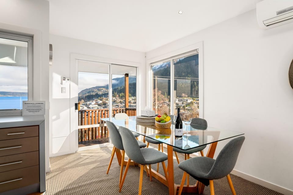 Central Style - 3 Bedroom Townhouse with Lakeview Apartment in Queenstown