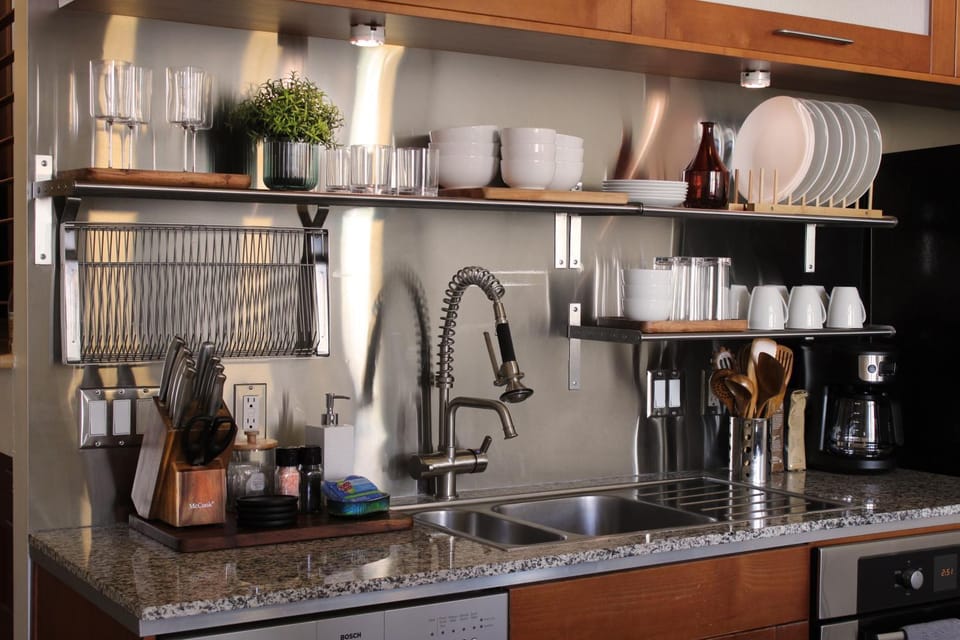 Coffee/tea facilities, Kitchen or kitchenette, minibar, stove