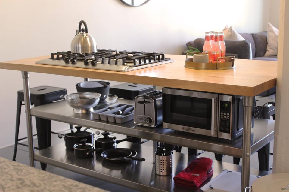 Kitchen or kitchenette, Dining area, minibar, pet friendly, stove, toaster