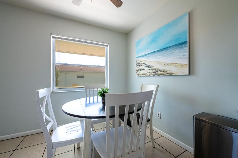 2bd 1ba Sunset 4 3Mins to Beach Apartment in Indian Rocks Beach