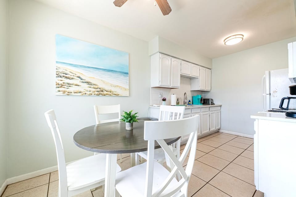 2bd 1ba Sunset 4 3Mins to Beach Apartment in Indian Rocks Beach