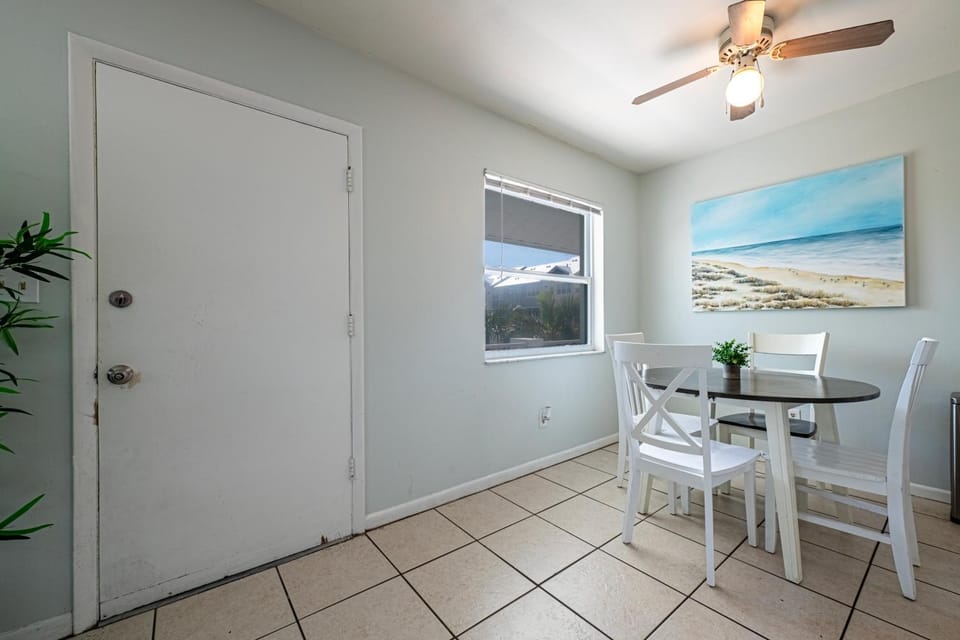 2bd 1ba Sunset 4 3Mins to Beach Apartment in Indian Rocks Beach