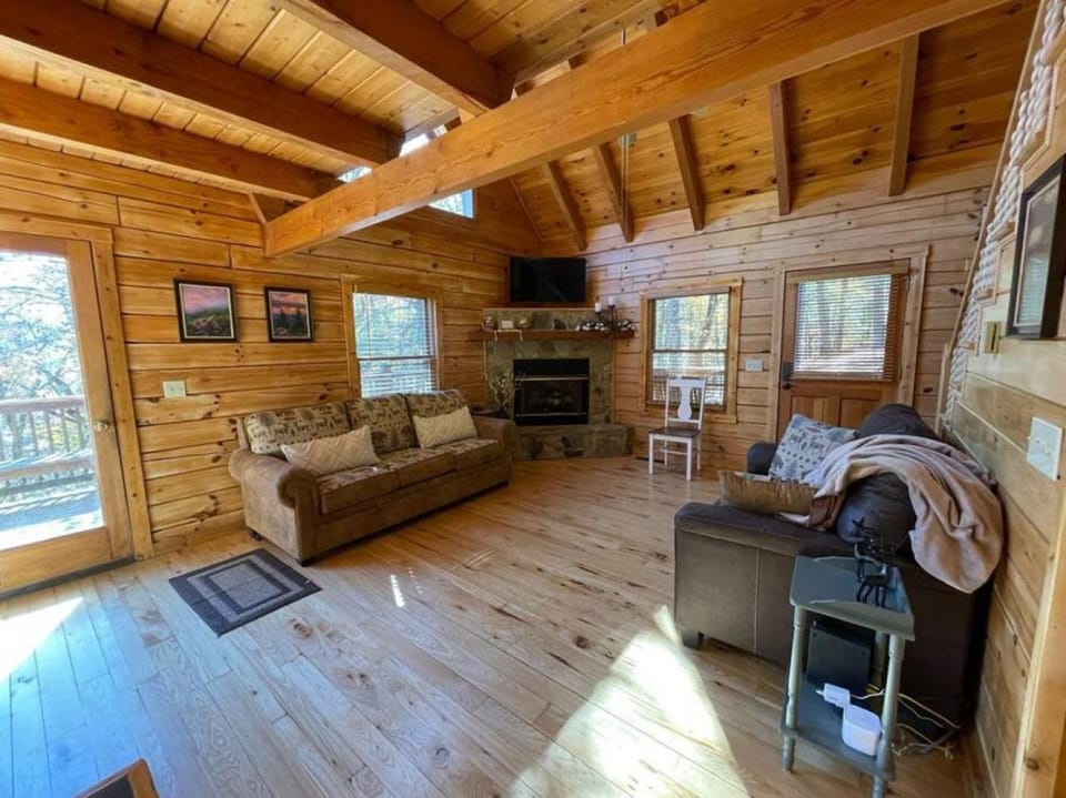 Cozy Mountaineer Log Cabin Near ASU W/Soaking Tub! Cabin in Boone