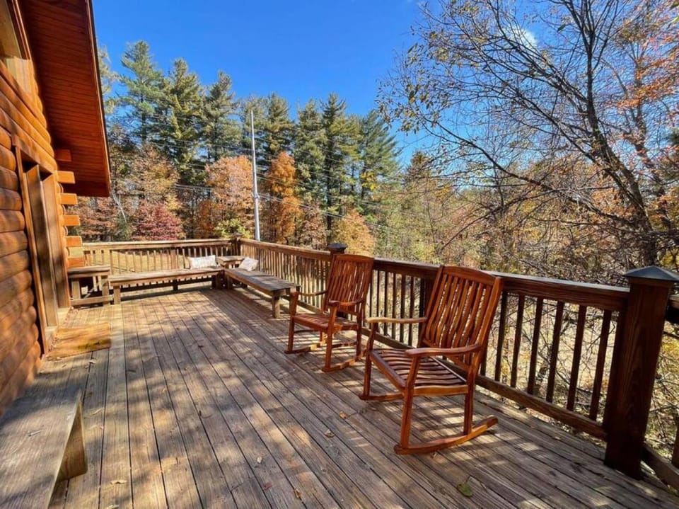 Cozy Mountaineer Log Cabin Near ASU W/Soaking Tub! Cabin in Boone