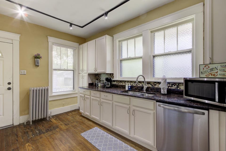 Kitchen or kitchenette, dishwasher, stove