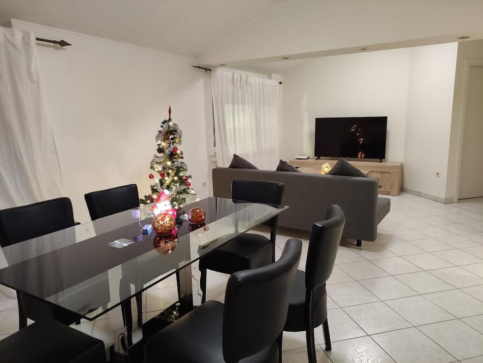 Communal lounge/ TV room, Living room, Dining area