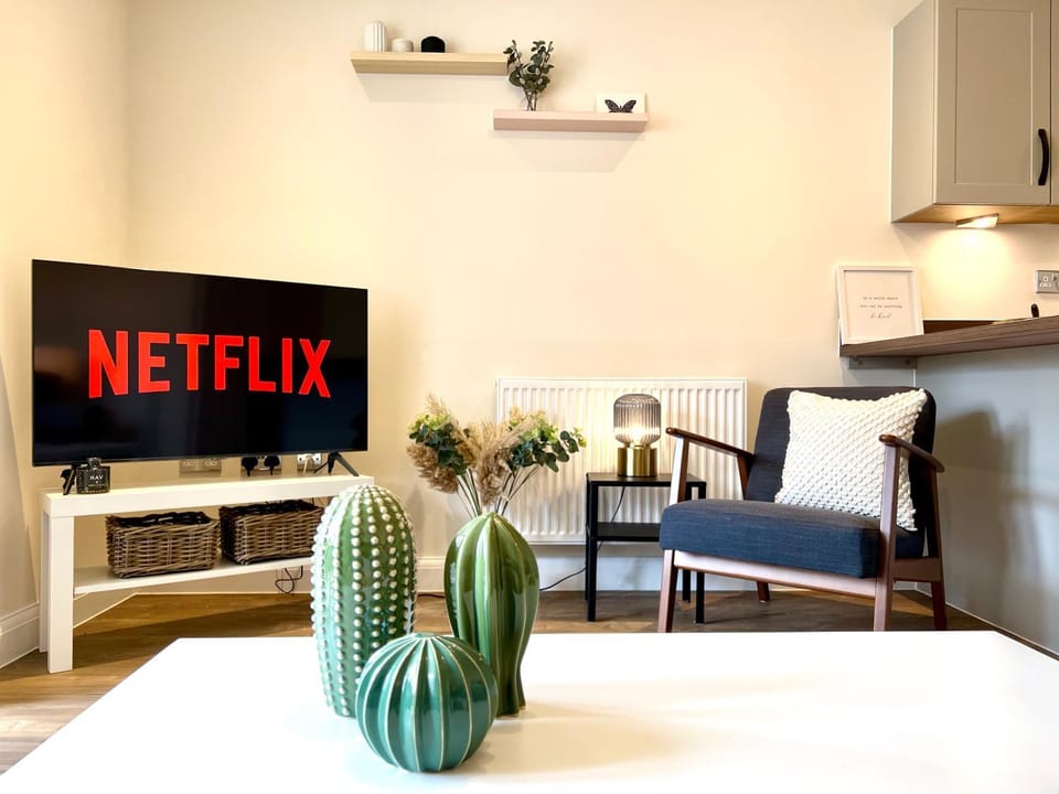 TV and multimedia, Living room, Seating area, Evening entertainment, hair dresser