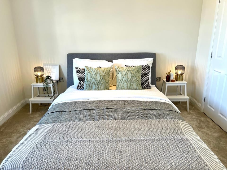 Bed, Photo of the whole room, Bedroom