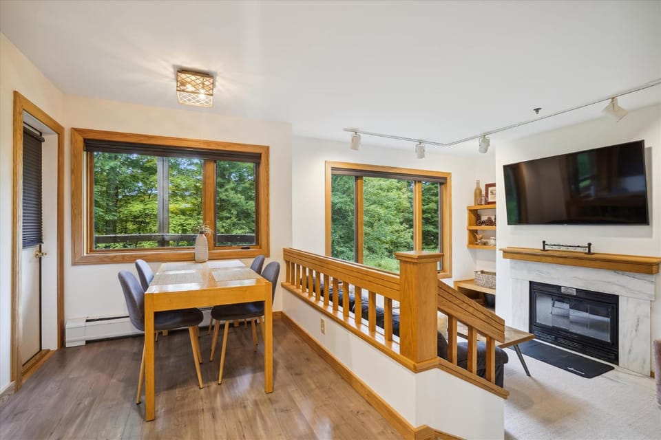 TV and multimedia, Living room, Seating area, Dining area