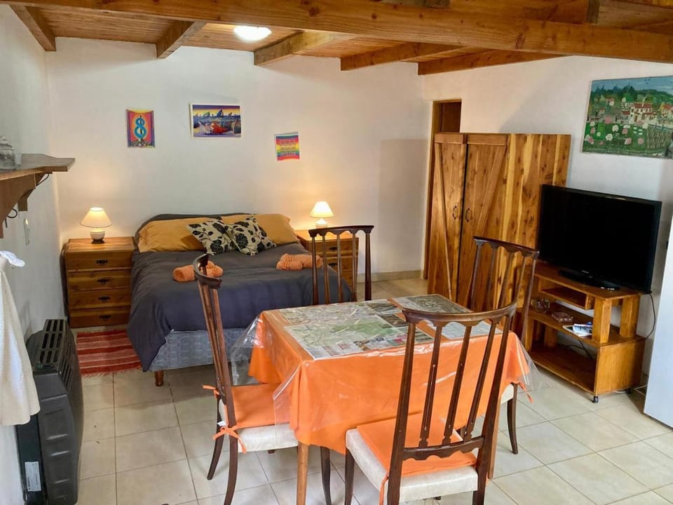 Photo of the whole room, Dining area