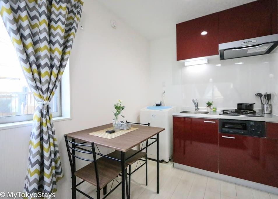 Kitchen or kitchenette, Dining area, minibar, stove