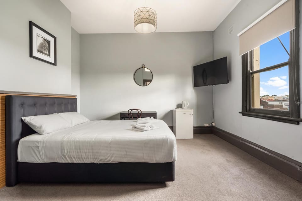 Bed, TV and multimedia, Photo of the whole room, Bedroom