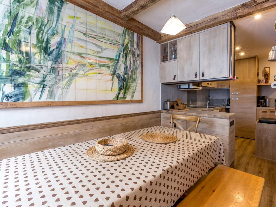 Charmant appartement rénové avec balcon sud, proche des pistes et commodités à Val-d'Isère - FR-1-694-105 Apartment in Val dIsere