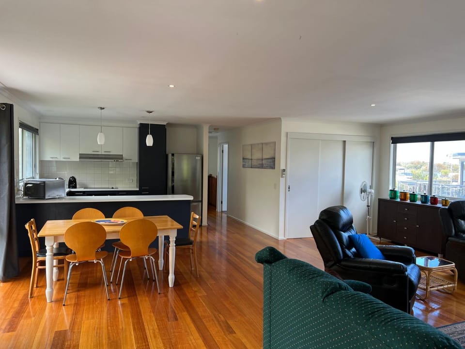 Kitchen or kitchenette, Living room, Seating area, Dining area