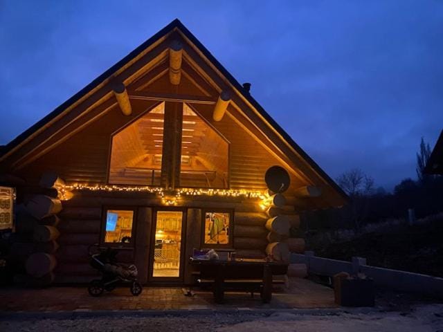 Medveď, Vlk, Líška Zrubová rozprávka nad rybníkom Chalet in Slovakia