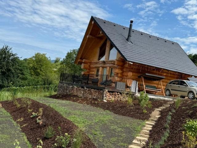 Medveď, Vlk, Líška Zrubová rozprávka nad rybníkom Chalet in Slovakia