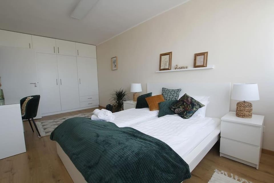 Photo of the whole room, Bedroom, wardrobe