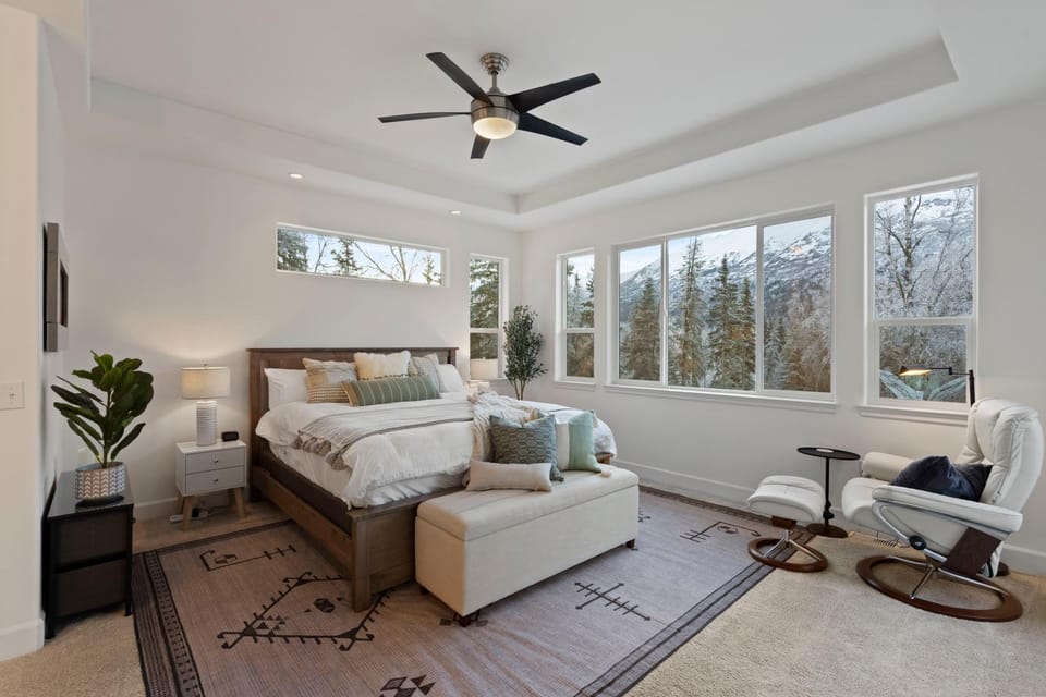Cozy Private Hot tub, Luxe Views! Shiloh&Harmony House in Eagle River