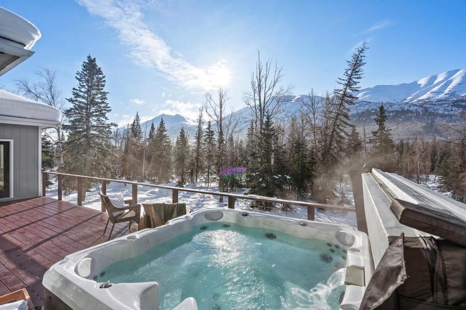 Cozy Private Hot tub, Luxe Views! Shiloh&Harmony House in Eagle River