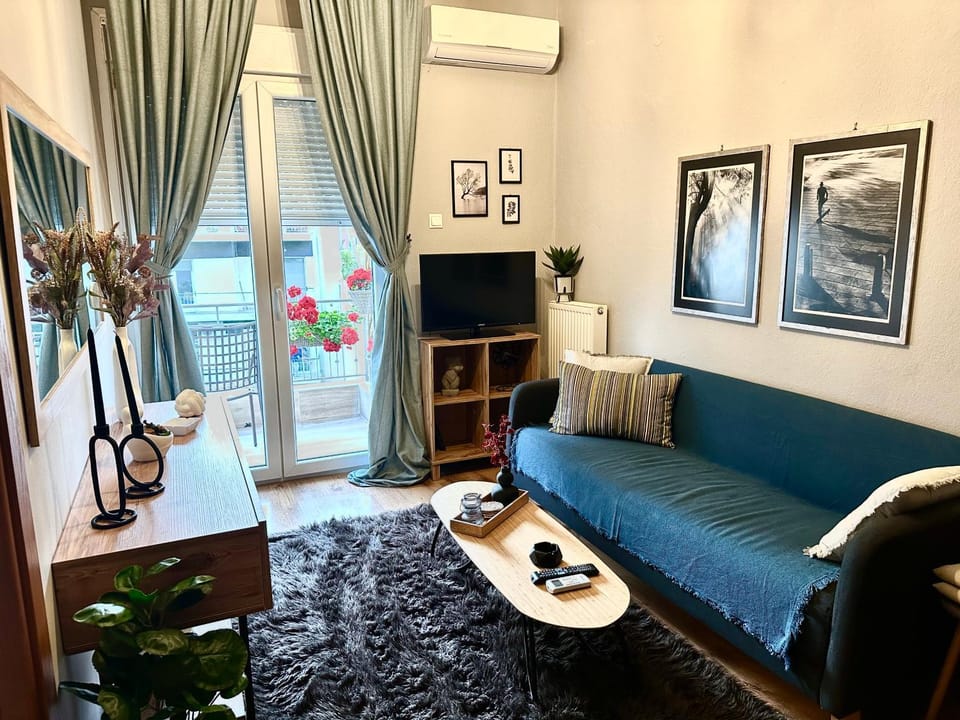 TV and multimedia, Living room, Seating area, air conditioner