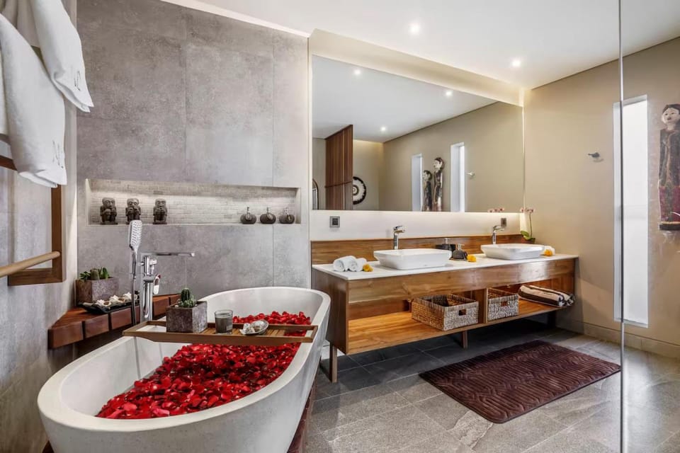Luxury 6BR Canggu 400m to Finns beach Villa in North Kuta