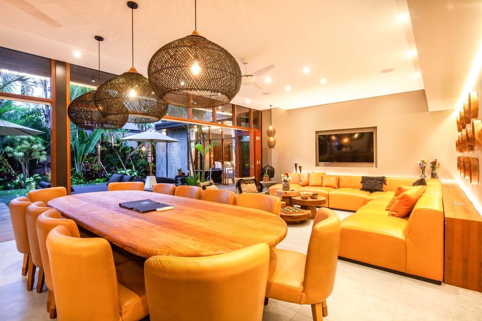 Luxury 6BR Canggu 400m to Finns beach Villa in North Kuta