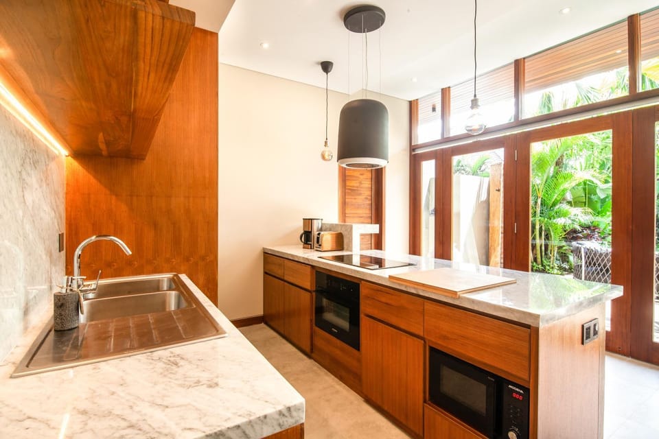 Luxury 6BR Canggu 400m to Finns beach Villa in North Kuta
