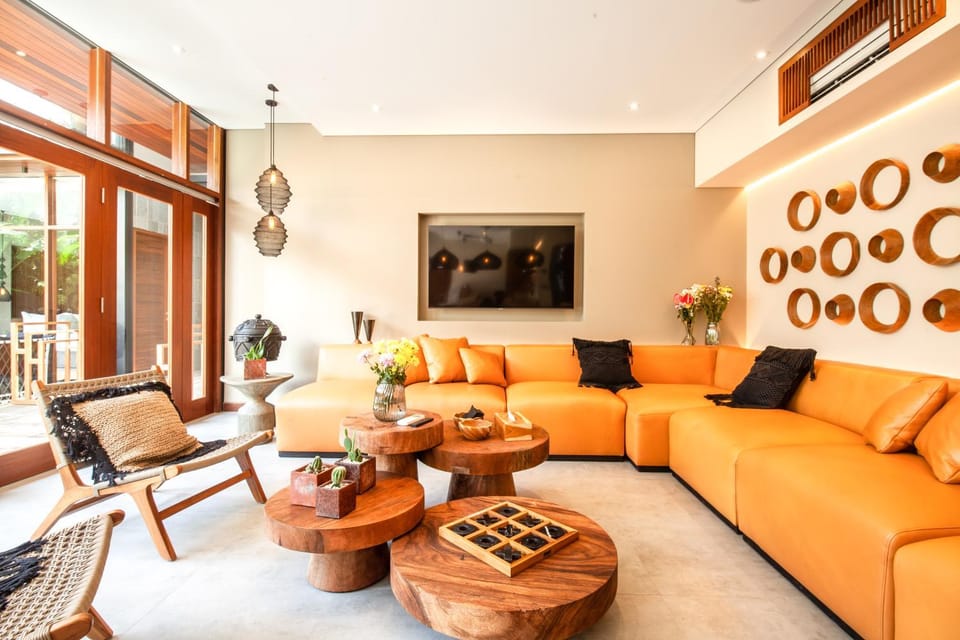 Luxury 6BR Villa, 400m to Canggu's Finns Beach Villa in North Kuta