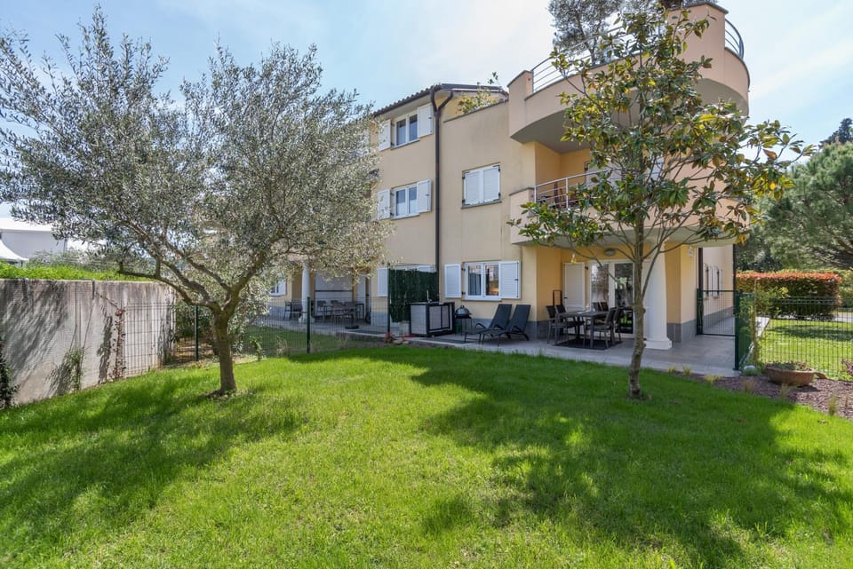 Property building, Day, Natural landscape, Garden