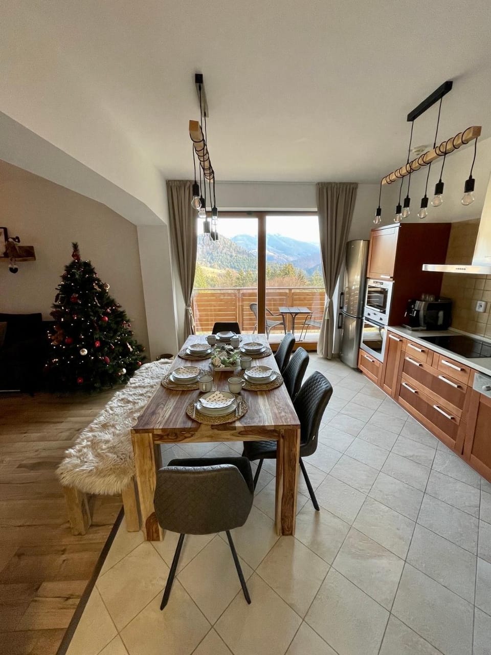 Kitchen or kitchenette, Dining area
