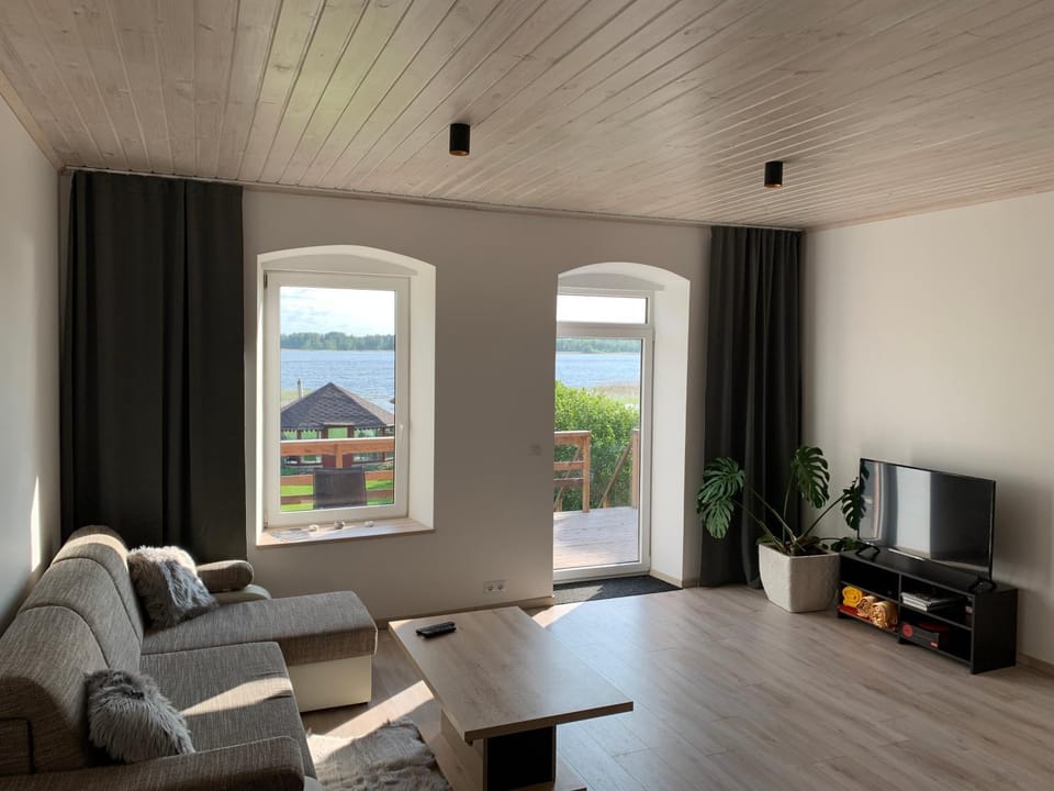 TV and multimedia, Balcony/Terrace, Living room, Bedroom, Lake view