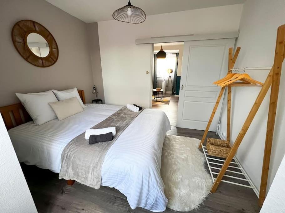 Bed, Bedroom, towels