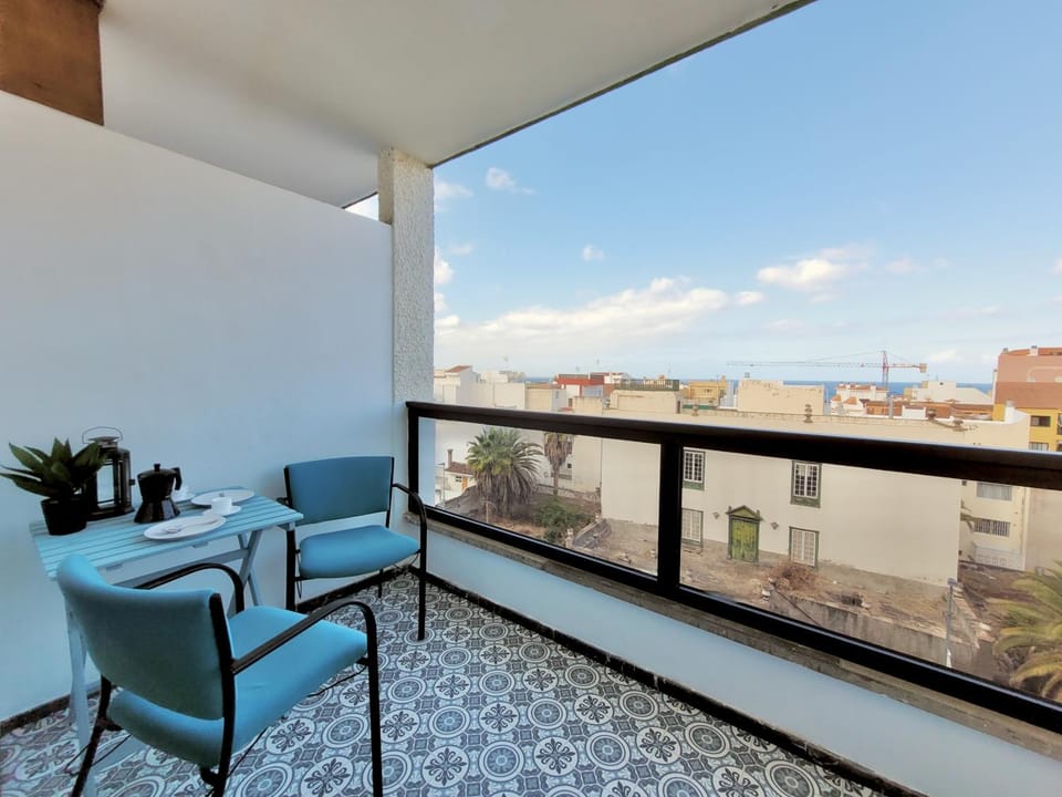 View (from property/room), Balcony/Terrace, City view, Sea view