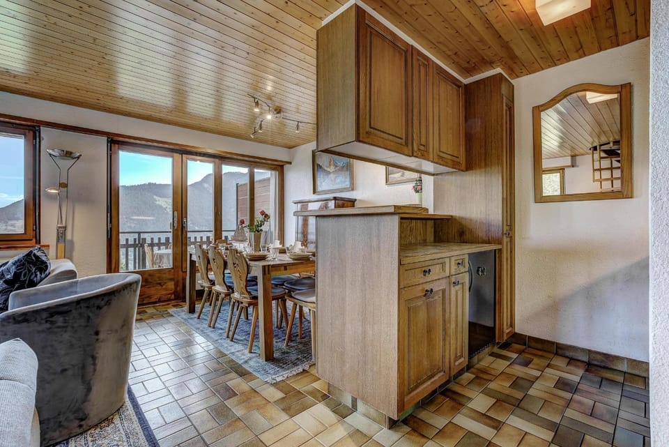 Kitchen or kitchenette, Dining area