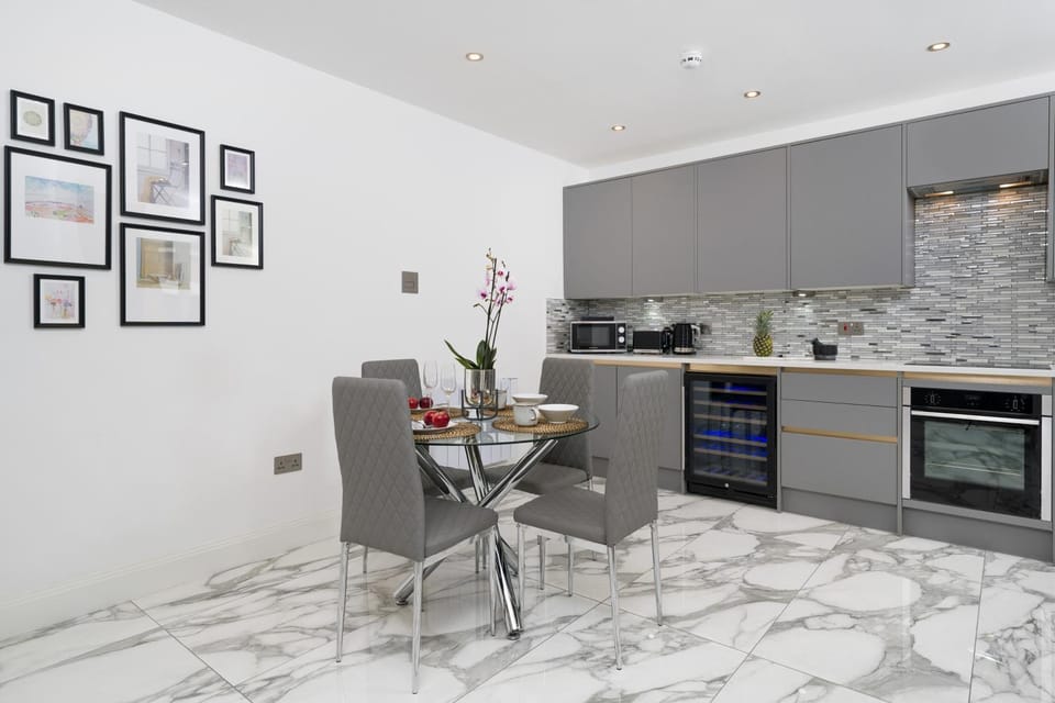 Kitchen or kitchenette, Dining area