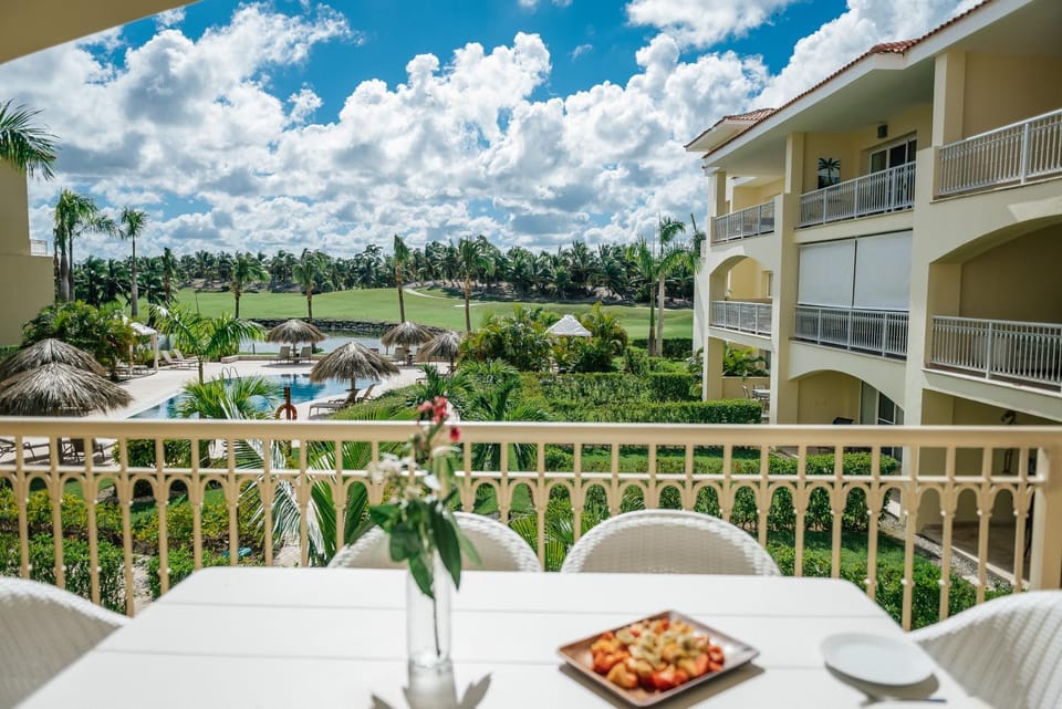Pool view, Swimming pool, sunbed