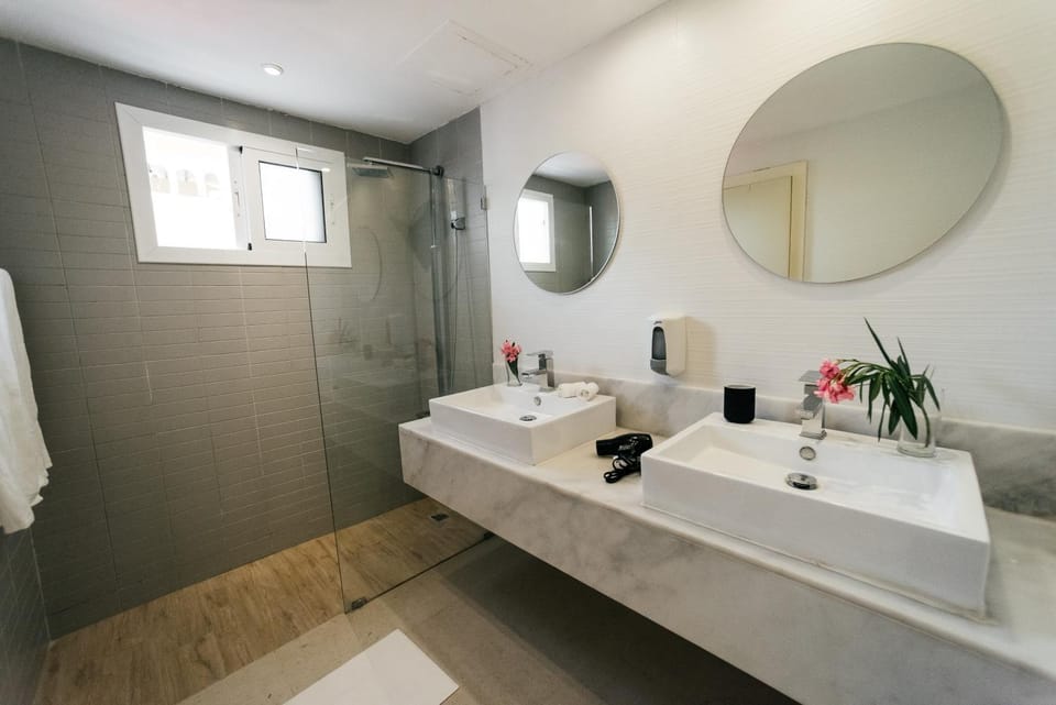 Bathroom, towels