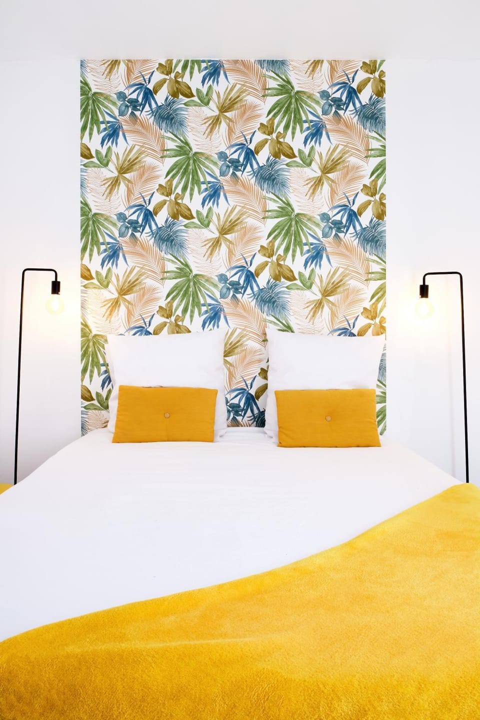 Photo of the whole room, Bedroom, City view, Garden view, Lake view