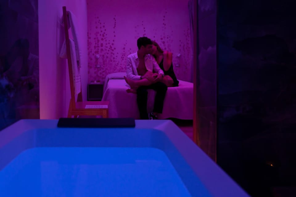 Bed, People, Hot Tub, TV and multimedia, Balcony/Terrace, Bedroom, locker, towels