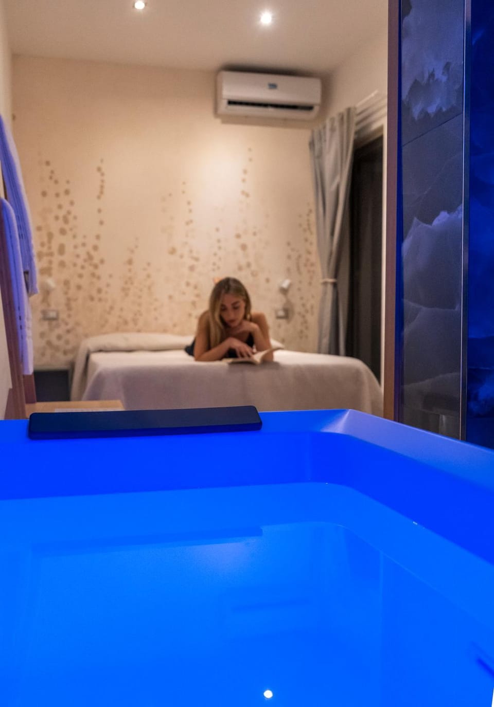 Bed, People, Hot Tub, Balcony/Terrace, Bedroom, internet, towels, air conditioner