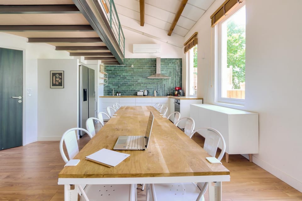 Kitchen or kitchenette, Living room, Seating area, Dining area