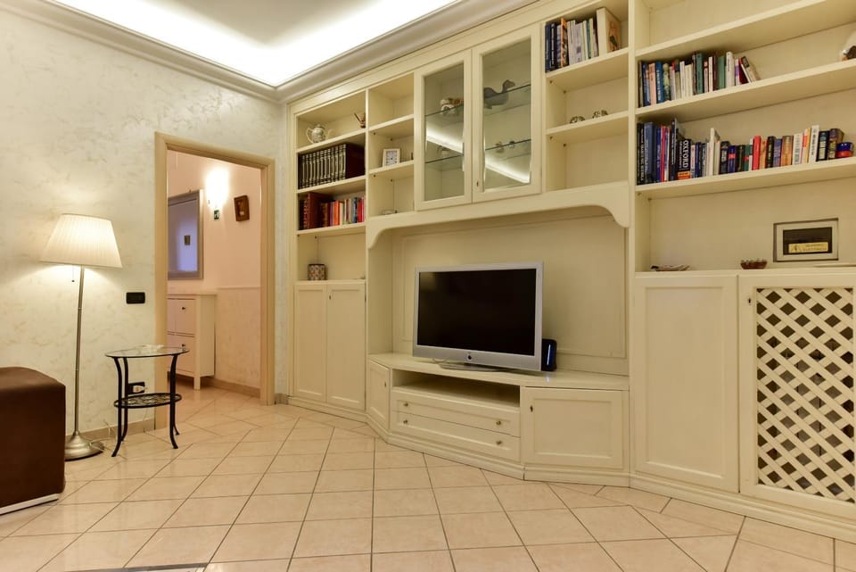 Communal lounge/ TV room, Library, TV and multimedia, Living room, Seating area, Evening entertainment