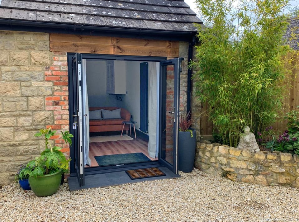 Hidden Well Studio Apartment in Cotswold District