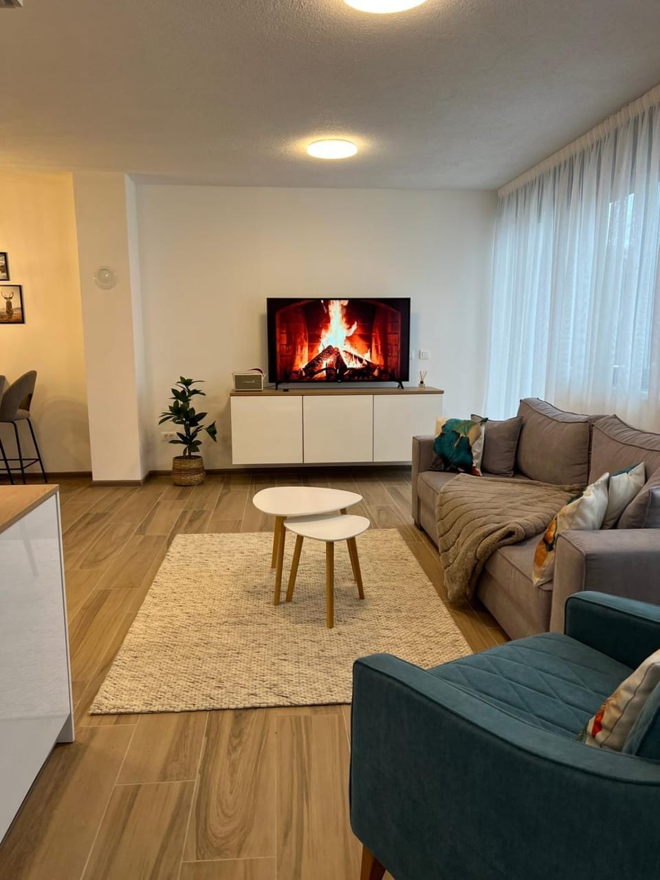 TV and multimedia, Living room, Seating area, Evening entertainment