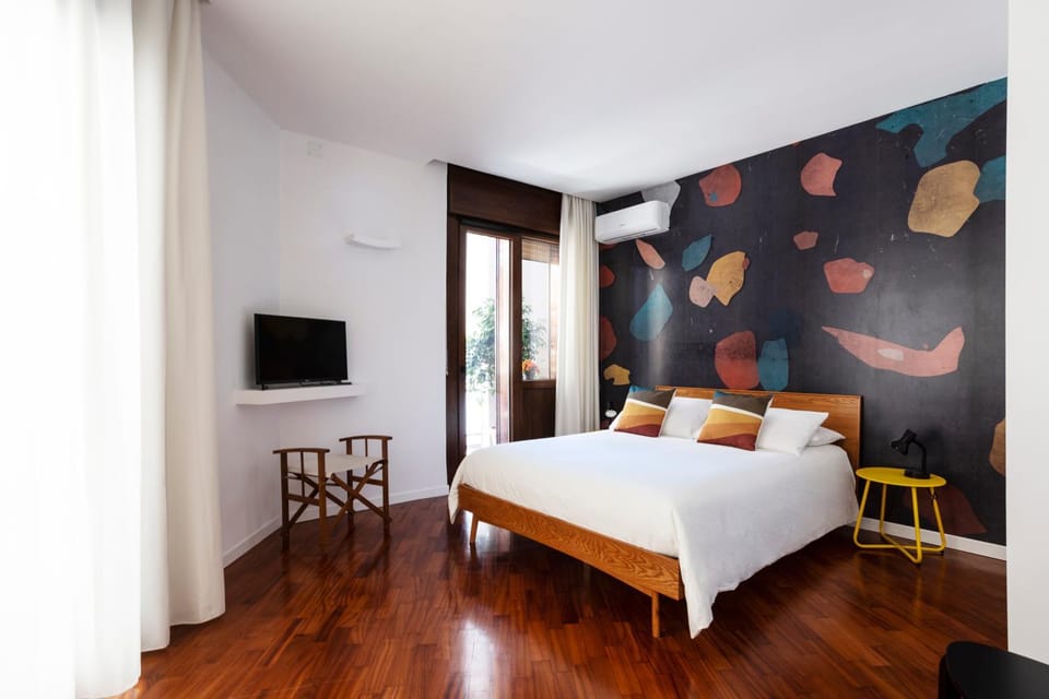 Bed, TV and multimedia, Photo of the whole room, Bedroom