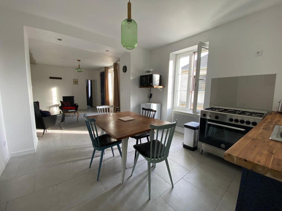 Kitchen or kitchenette, Dining area, minibar, pet friendly, stove